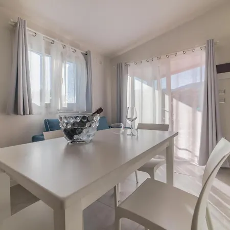 2 Bedroom Gorgeous In Deiva Marina